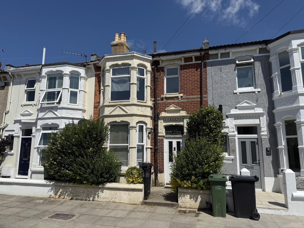 Lot: 138 - FREEHOLD BUILDING ARRANGED AS TWO FLATS FOR INVESTMENT - Mid Terraced Property